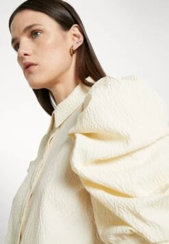 MUNTHE Demulcent - Blouse - Creme 15 MUNTHE Demulcent - Blouse - Creme -Mode et Luxe Boutique 07912b3689f34e0d9538c9227c76d15c