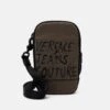 Versace Jeans Couture Unisex - Sac Bandoulière - Kaki -Mode et Luxe Boutique 08978bd28b0e46c3bdf0d597e565cf03