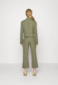 3.1 Phillip Lim Tailored Cropped Kick Trouser - Pantalon Classique - Thyme -Mode et Luxe Boutique 091154efe81d43b1b4fd5b82b246d53b
