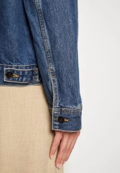 THE KOOPLES Blouson Avec Poches - Veste En Jean - Blue -Mode et Luxe Boutique 09c5ecf5f6c146f59e8bc05ced7604bf