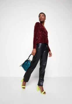 ONLY Vela - T-Shirt À Manches Longues - Port Royale -Mode et Luxe Boutique 0f8edc702cb2493596c541a45c700b84