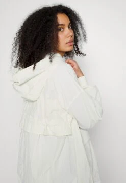 Sweaty Betty Free Fall Jacket - Parka - White -Mode et Luxe Boutique 14f561e89b3e4a839960b309641e235d