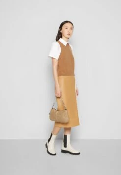 Staud Arya - T-Shirt Imprimé - Tan/White 13 Staud Arya - T-Shirt Imprimé - Tan/White -Mode et Luxe Boutique 15d2801c43e74946a15e9f0cf7436d25