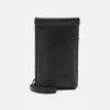 Calvin Klein Set Phone Crossbody - Sac Bandoulière - Black 2 Calvin Klein Set Phone Crossbody - Sac Bandoulière - Black -Mode et Luxe Boutique 16fcec831c47400bae4b166d60205cbd
