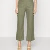 3.1 Phillip Lim Tailored Cropped Kick Trouser - Pantalon Classique - Thyme 1 3.1 Phillip Lim Tailored Cropped Kick Trouser - Pantalon Classique - Thyme -Mode et Luxe Boutique 17481f8c7e86463b842c45431c2ab0c2