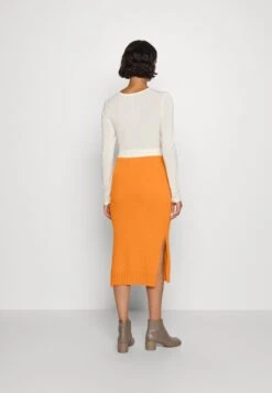 ELLEME Midi Spongy Skirt - Jupe Crayon - Orange -Mode et Luxe Boutique 17fd19028836496588ce8ec5318d6112