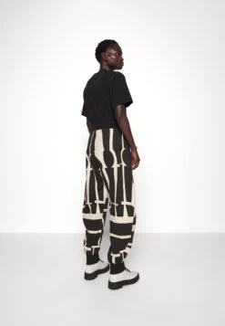 Henrik Vibskov Slit Pants - Pantalon De Survêtement - Black/White 11 Henrik Vibskov Slit Pants - Pantalon De Survêtement - Black/White -Mode et Luxe Boutique 1a37f447c681470e9d21bfd1964df147