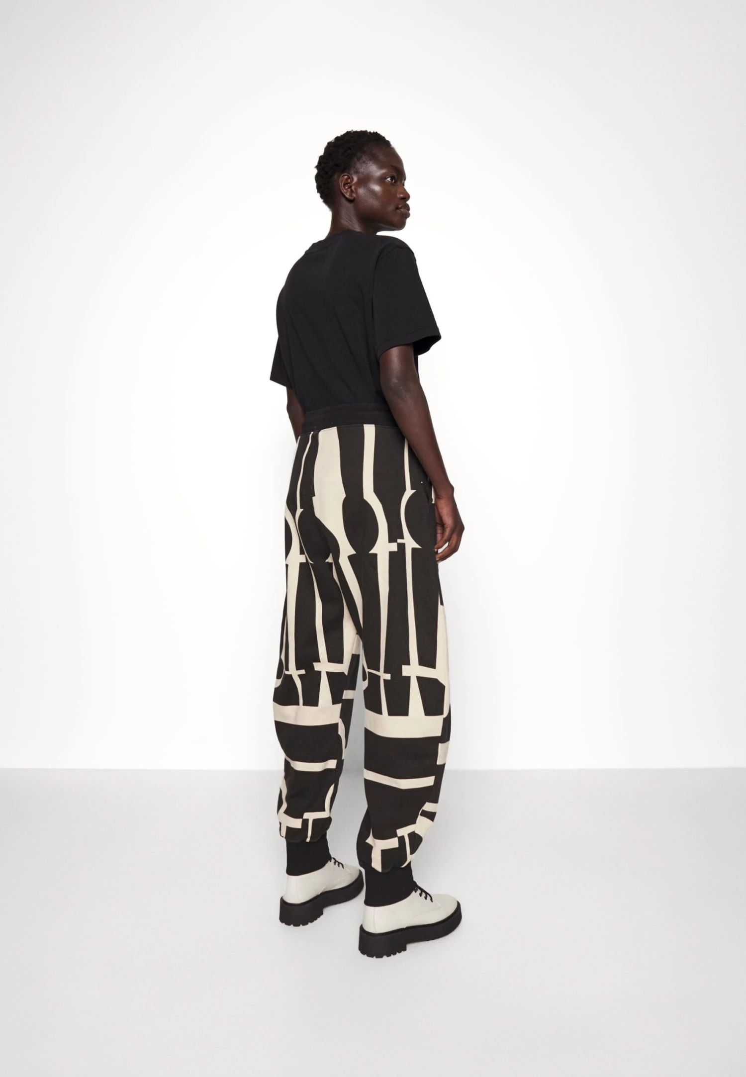 Henrik Vibskov Slit Pants - Pantalon De Survêtement - Black/White 5 Henrik Vibskov Slit Pants - Pantalon De Survêtement - Black/White – Image 3