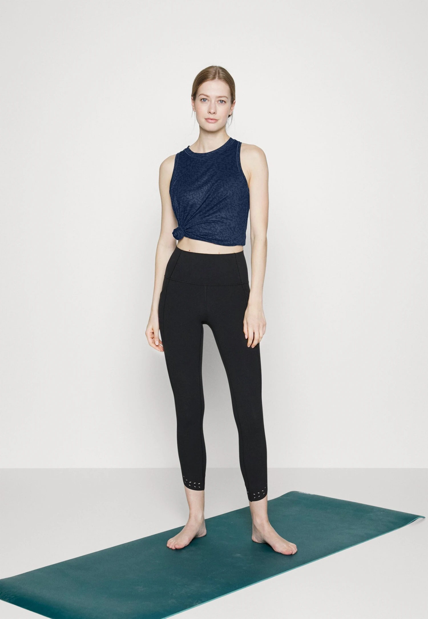 Athleta Chi Tank - Débardeur - Dark Blue 4 Athleta Chi Tank - Débardeur - Dark Blue – Image 2