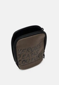 Versace Jeans Couture Unisex - Sac Bandoulière - Kaki -Mode et Luxe Boutique 3b1678c7e4004003be5190eb4cd08020