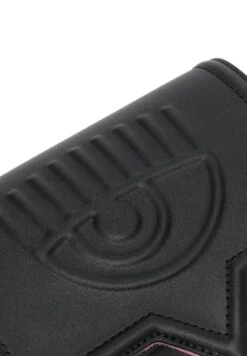 Chiara Ferragni Portefeuille - Black 9 Chiara Ferragni Portefeuille - Black -Mode et Luxe Boutique 413cbb2feabc4b9eb1b210585cb9cc0b