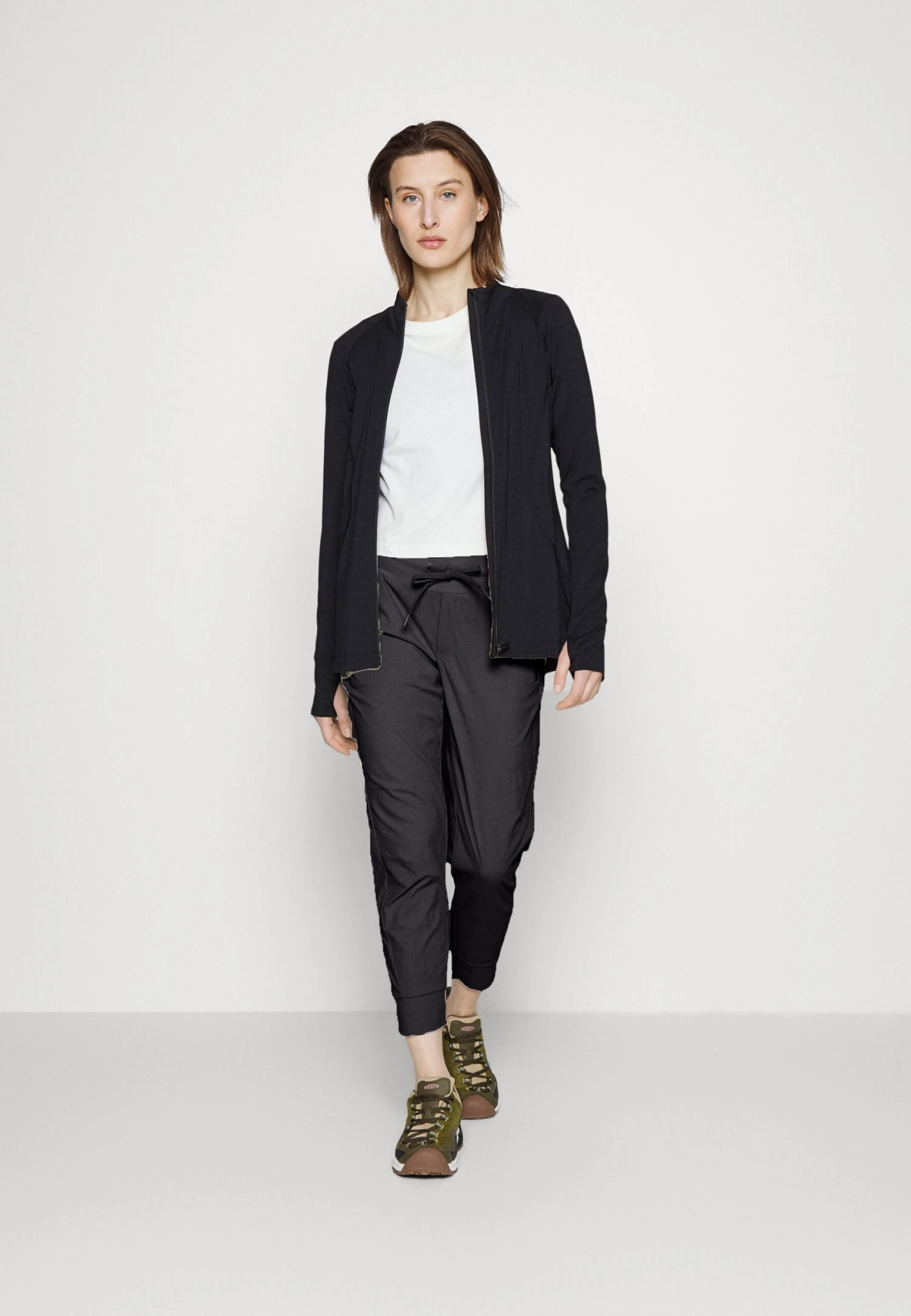 Athleta Pacifica Illume Upf Full Zip - Blouson - Black 4 Athleta Pacifica Illume Upf Full Zip - Blouson - Black – Image 2