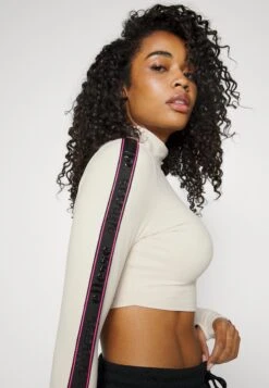 Ellesse Joya Crop - T-Shirt À Manches Longues - Beige -Mode et Luxe Boutique 527cde9546b84224a0fdb2740b728238