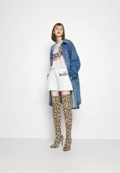 MOSCHINO Short - Fantasy White 15 MOSCHINO Short - Fantasy White -Mode et Luxe Boutique 59dc7f0990284512850ffd8c9473b8c1