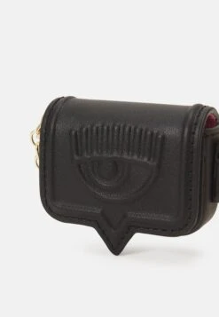 Chiara Ferragni Range Eyelike Bags Sketch Wallet - Sac Bandoulière - Black 11 Chiara Ferragni Range Eyelike Bags Sketch Wallet - Sac Bandoulière - Black -Mode et Luxe Boutique 5ac727ef080548e48f3185dc1040eb61