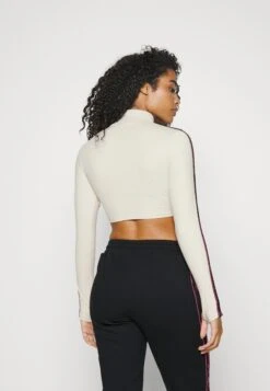 Ellesse Joya Crop - T-Shirt À Manches Longues - Beige -Mode et Luxe Boutique 5e286b2d602945c2895683a979a59844