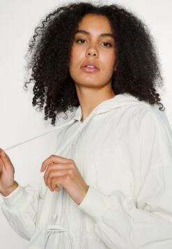 Sweaty Betty Free Fall Jacket - Parka - White -Mode et Luxe Boutique 605d0209a5664ce386028cf3e56ee2a8