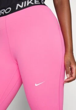 Nike Performance Plus Size - Collants - Pinksicle/Black/(White) 11 Nike Performance Plus Size - Collants - Pinksicle/Black/(White) -Mode et Luxe Boutique 6512a0ce96c14bfba2561269aec3744c