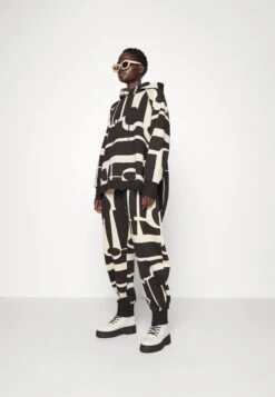 Henrik Vibskov Slit Pants - Pantalon De Survêtement - Black/White 10 Henrik Vibskov Slit Pants - Pantalon De Survêtement - Black/White -Mode et Luxe Boutique 65973c024f8e445aa546ec76a810bf1d