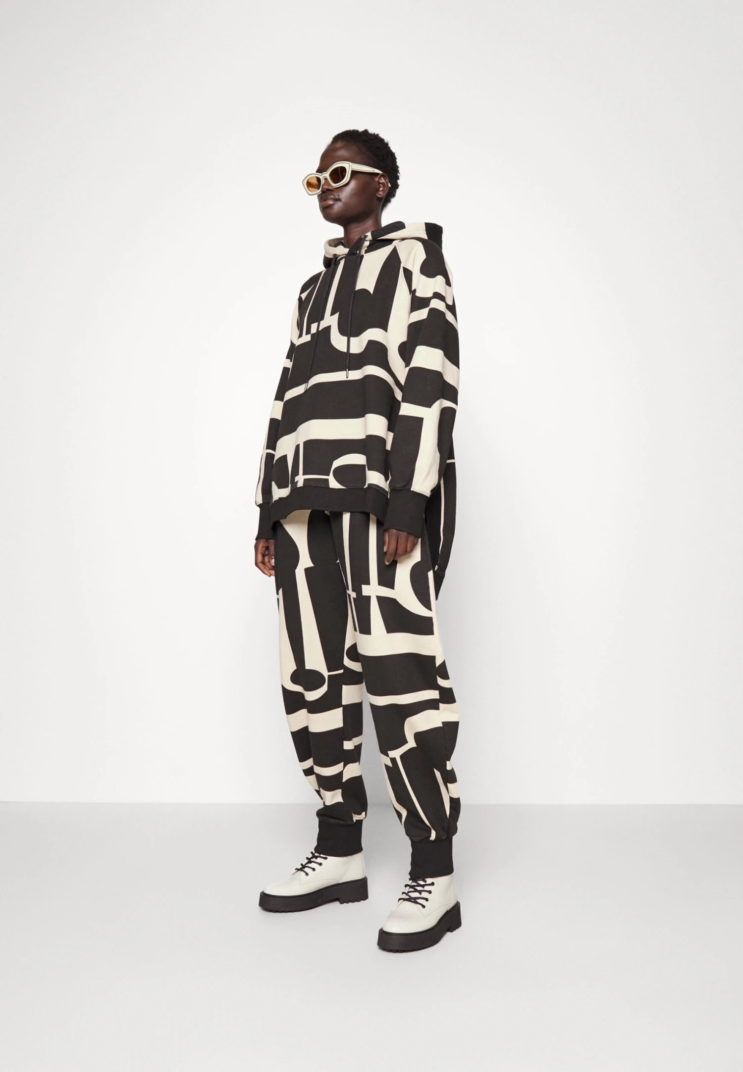 Henrik Vibskov Slit Pants - Pantalon De Survêtement - Black/White 4 Henrik Vibskov Slit Pants - Pantalon De Survêtement - Black/White – Image 2