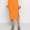 ELLEME Midi Spongy Skirt - Jupe Crayon - Orange 2 ELLEME Midi Spongy Skirt - Jupe Crayon - Orange -Mode et Luxe Boutique 68cc21eed4644cc68827ade8f9468849