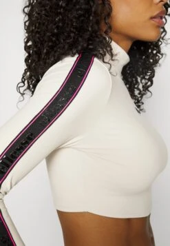 Ellesse Joya Crop - T-Shirt À Manches Longues - Beige -Mode et Luxe Boutique 6a66a1ba87b54164957aef4b71e6232e