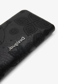 Desigual Large Floral Embroidery - Portefeuille - Black 8 Desigual Large Floral Embroidery - Portefeuille - Black -Mode et Luxe Boutique 72c7d9771e5146f4ad0dcad95bf3b2bc