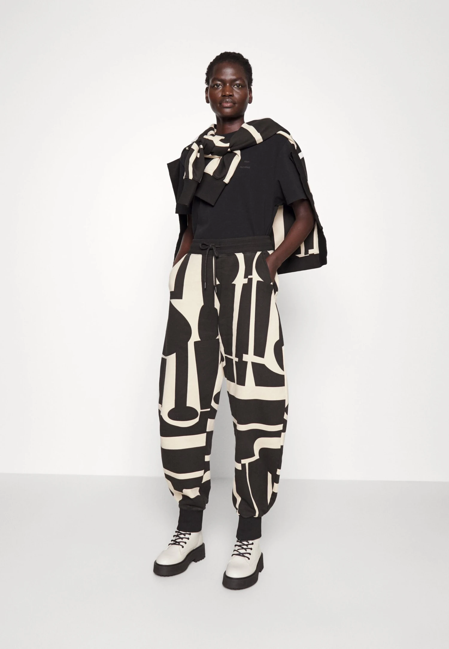 Henrik Vibskov Slit Pants - Pantalon De Survêtement - Black/White 6 Henrik Vibskov Slit Pants - Pantalon De Survêtement - Black/White – Image 4