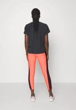 Under Armour Project Rock - Collants - Blitz Red/Dark Maroon 10 Under Armour Project Rock - Collants - Blitz Red/Dark Maroon -Mode et Luxe Boutique 7989f51c023e4af99fed85945ed4546e