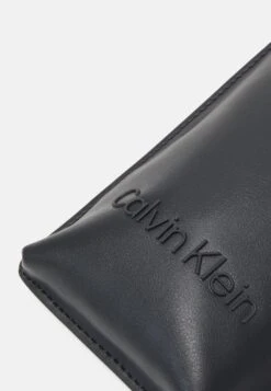 Calvin Klein Set Phone Crossbody - Sac Bandoulière - Black -Mode et Luxe Boutique 79c693d736b145168a89f3484b6906d3