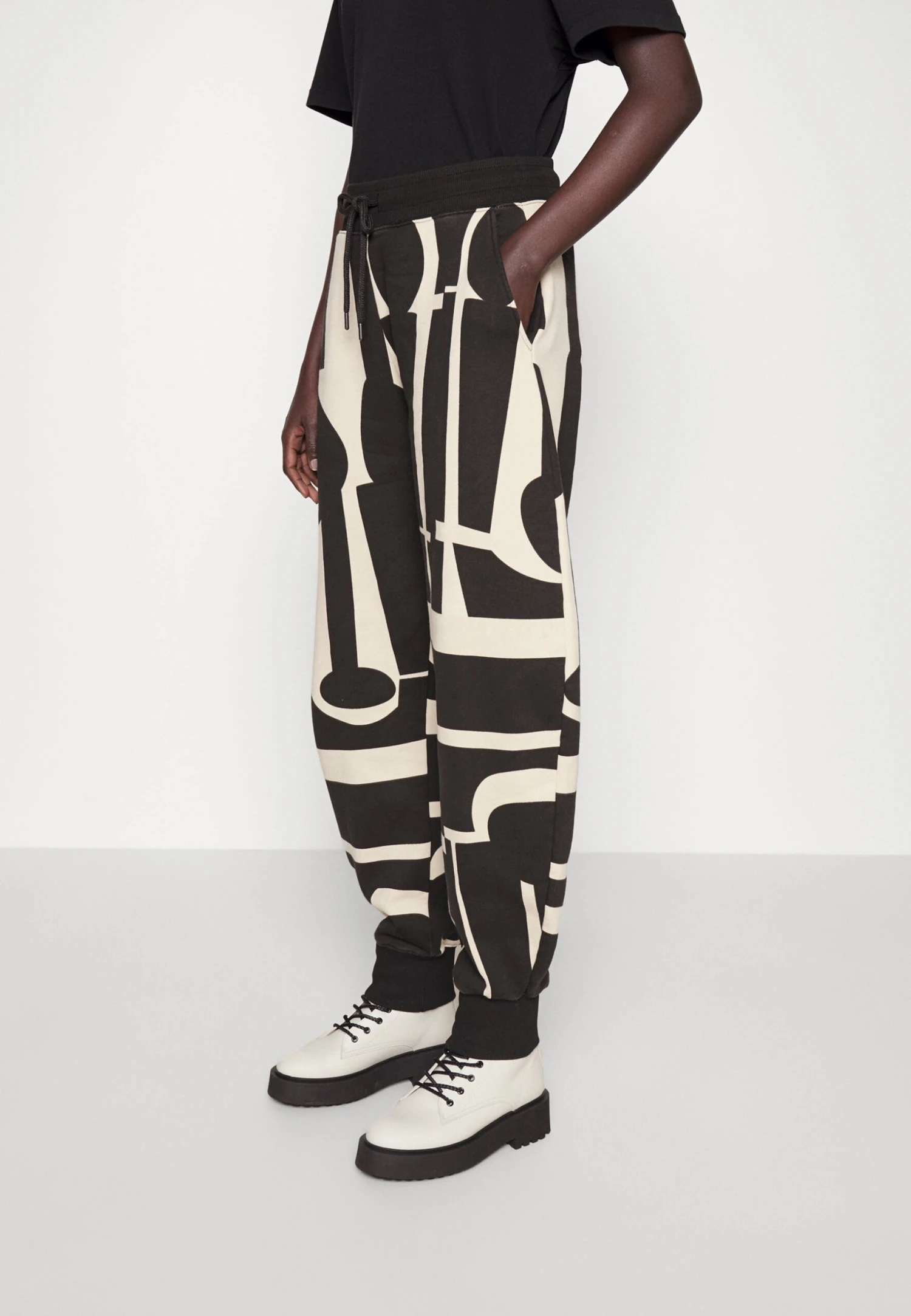 Henrik Vibskov Slit Pants - Pantalon De Survêtement - Black/White 3 Henrik Vibskov Slit Pants - Pantalon De Survêtement - Black/White