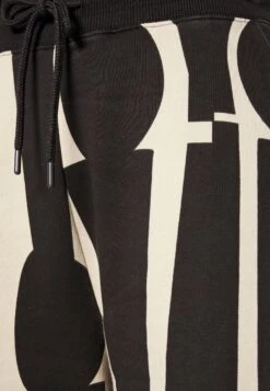 Henrik Vibskov Slit Pants - Pantalon De Survêtement - Black/White 15 Henrik Vibskov Slit Pants - Pantalon De Survêtement - Black/White -Mode et Luxe Boutique 8abc554df69d4955afd6d92970d3e1e1