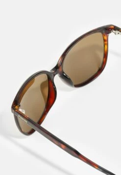 Polaroid Lunettes De Soleil - Havana -Mode et Luxe Boutique 8bc6c013047d48e9bf6596acc2aba758