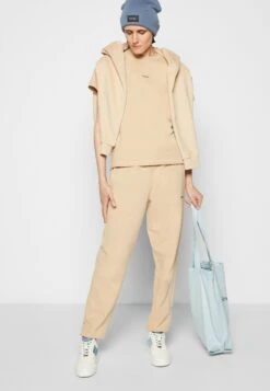 Holzweiler Oslo Trouser - Pantalon De Survêtement - Beige -Mode et Luxe Boutique 90be171fb34e4a349481fe21803c79b9