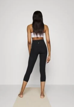 Athleta Salutation Stash Pocket Capri - Collants - Black 10 Athleta Salutation Stash Pocket Capri - Collants - Black -Mode et Luxe Boutique 9403bdec0edd491987d6db361ec115b4
