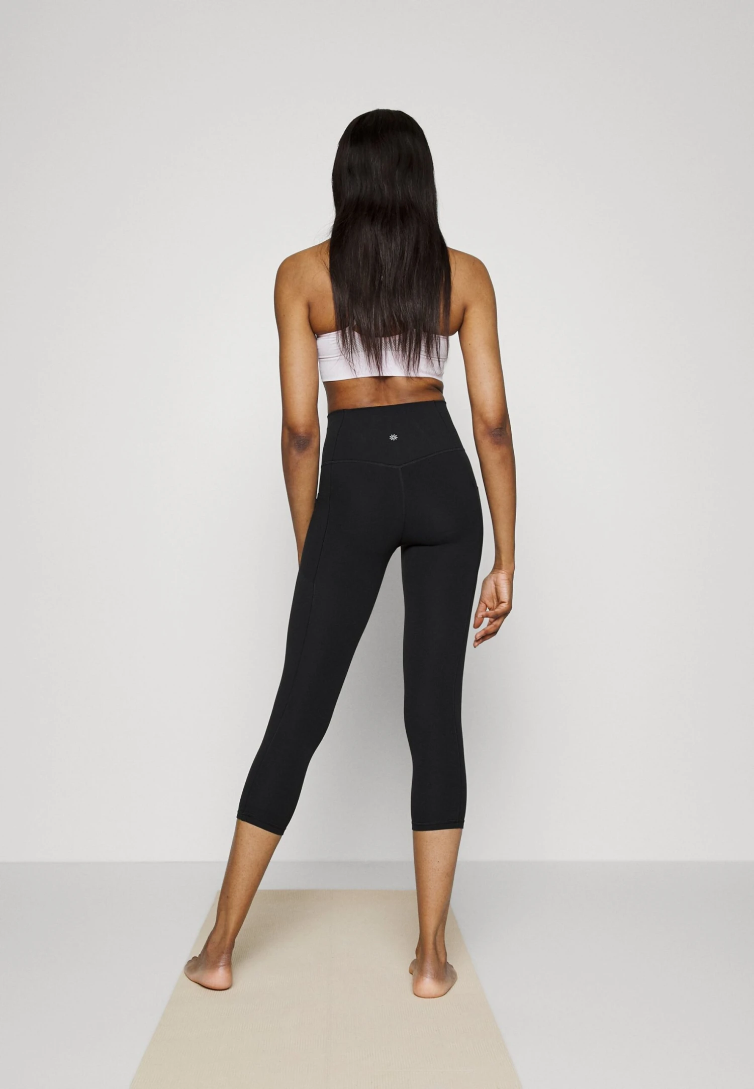 Athleta Salutation Stash Pocket Capri - Collants - Black 5 Athleta Salutation Stash Pocket Capri - Collants - Black – Image 3