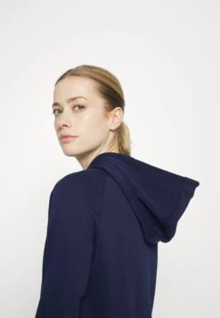 Lacoste Sport Hood Jacket - Sweat Zippé - Bleu Marine 11 Lacoste Sport Hood Jacket - Sweat Zippé - Bleu Marine -Mode et Luxe Boutique a28cde8b29f24f1ca4df2c42aa22b56c