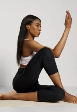 Athleta Salutation Stash Pocket Capri - Collants - Black 11 Athleta Salutation Stash Pocket Capri - Collants - Black -Mode et Luxe Boutique acccbc42908547f4849d26aedc45725c