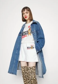 MOSCHINO Short - Fantasy White 16 MOSCHINO Short - Fantasy White -Mode et Luxe Boutique ad73a1fe9e1b46caa8fcb66380bbfc28