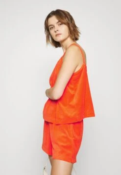 Vero Moda Vmunica Singlet - Débardeur - Cherry Tomato 11 Vero Moda Vmunica Singlet - Débardeur - Cherry Tomato -Mode et Luxe Boutique b396f9875d894674b9278eb40ef58a38