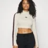 Ellesse Joya Crop - T-Shirt À Manches Longues - Beige 2 Ellesse Joya Crop - T-Shirt À Manches Longues - Beige -Mode et Luxe Boutique bb557e18a4304d4b95aac5417efe3b8b