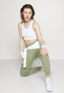 Athleta Balance Jogger - Pantalon De Survêtement - Eucalyptus Olive 11 Athleta Balance Jogger - Pantalon De Survêtement - Eucalyptus Olive -Mode et Luxe Boutique c20cffad17e64d97b12c93c289a5270b