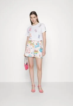 MOSCHINO T-Shirt Imprimé - Fantasy White 11 MOSCHINO T-Shirt Imprimé - Fantasy White -Mode et Luxe Boutique c48ee99da6834cfba70156b6f85ed3ee