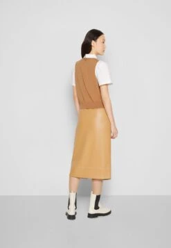 Staud Arya - T-Shirt Imprimé - Tan/White 12 Staud Arya - T-Shirt Imprimé - Tan/White -Mode et Luxe Boutique ca2485e99374420c85444da66d2d9391