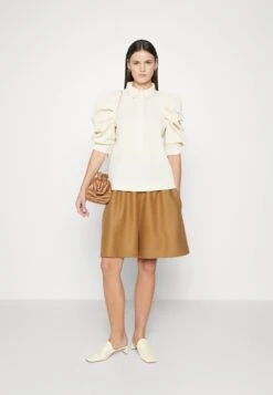 MUNTHE Demulcent - Blouse - Creme 14 MUNTHE Demulcent - Blouse - Creme -Mode et Luxe Boutique d5927ada64634ebfb23ce82b239bc9c6