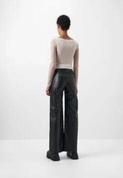 032c Carbon Copy Twin Set - Gilet - White -Mode et Luxe Boutique dc7f5ced42eb4b06b95b340cb7927810