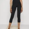Athleta Salutation Stash Pocket Capri - Collants - Black -Mode et Luxe Boutique e203c829a4fc406ebadce96bbdf32e76