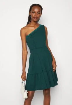 Wal G Janine Skater Dress - Robe En Jersey - Forest Green -Mode et Luxe Boutique e753aa19bd344a468682ff429fbfae28