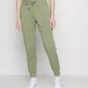 Athleta Balance Jogger - Pantalon De Survêtement - Eucalyptus Olive -Mode et Luxe Boutique f038146aae674b9db2665aeeae9869a6