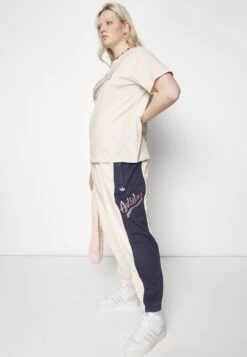 Adidas Originals Pantalon De Survêtement - White 16 Adidas Originals Pantalon De Survêtement - White -Mode et Luxe Boutique f51863d7db6149fdaba0dae460fe59a6